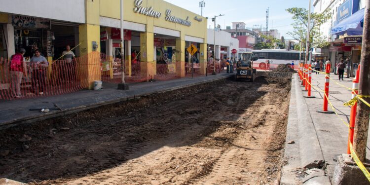 Inicia la primera etapa de reparación de la superficie de rodamiento de concreto estampado en el centro de la ciudad