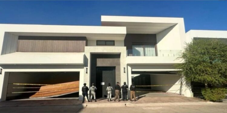 Fusiles, un lanzagranadas, cargadores, cartuchos, chalecos tácticos y vehículos blindados: lo asegurado al cumplimentar dos OTI en Gran Canaria