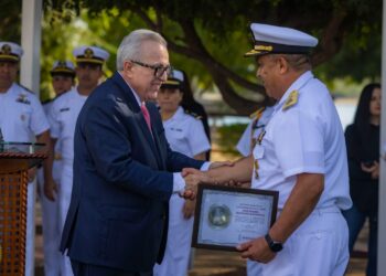 Atestigua Gobernador Rocha ceremonia de entrega-recepción del mando de armas de la Cuarta Región Naval