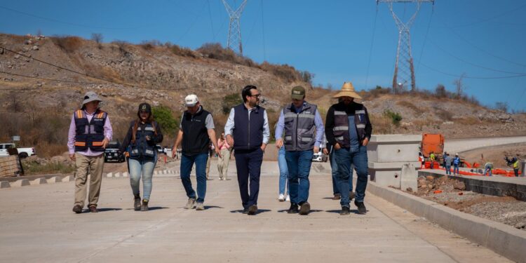 Secretario de Obras y Alcalde de Culiacán supervisan la obra de enlace del bulevar Agricultores y Costerita