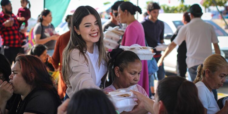 ¡Una mano amiga! DIF Culiacán comparte 300 platillos de alimento caliente a familias en el Hospital General