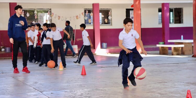 ¡Por más actividad física en Badiraguato! Arranca el programa “Básquetbol en tu escuela”