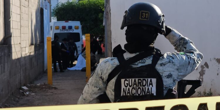 Hallan cuerpo decapitado y restos humanos dentro de una hielera en Culiacán