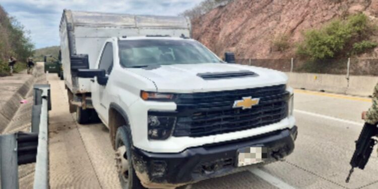 Asegura el Grupo Interinstitucional una camioneta con hidrocarburos en Mazatlán