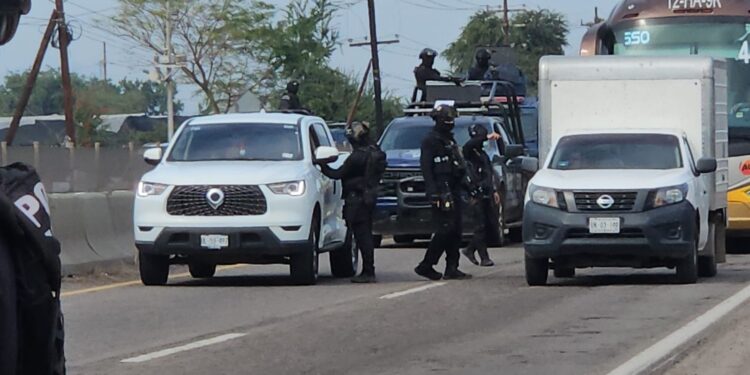 Operativo policiaco en la carretera Culiacán–Eldorado deja un herido y varios detenidos