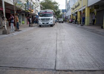 En tiempo récord concluyen rehabilitación en concreto estampado de la calle Ángel Flores