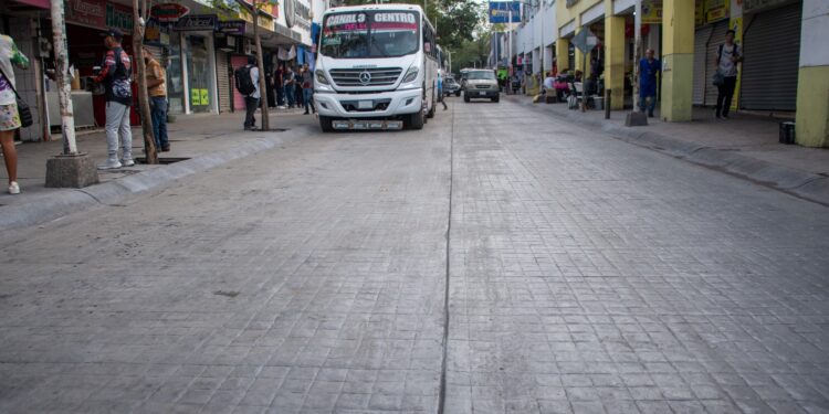 En tiempo récord concluyen rehabilitación en concreto estampado de la calle Ángel Flores
