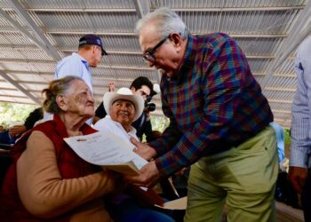 “Reciban con felicidad documentos que les brindan certeza jurídica”; expresa gobernador Rocha a familias sinaloítas