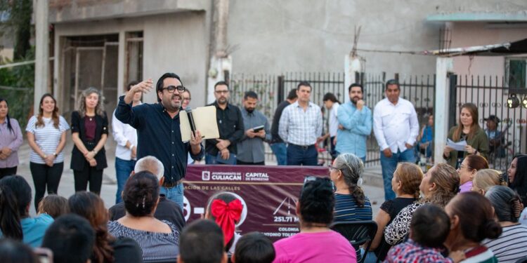 Juan de Dios Gámez cumple a vecinos de la colonia Antonio Toledo Corro; ‘se trata de que le vaya bien a las colonias’