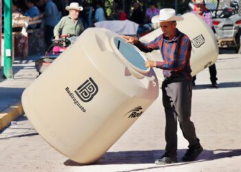 “Este 2026 le va seguir yendo bien a la sierra de Badiraguato con nosotros”; José Paz López entrega tinacos y harimasa en Soyatita y otras comunidades