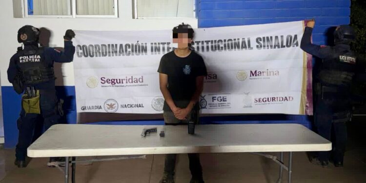 Detiene Grupo Interinstitucional a menor de edad en posesión de arma de fuego y radio en Culiacán
