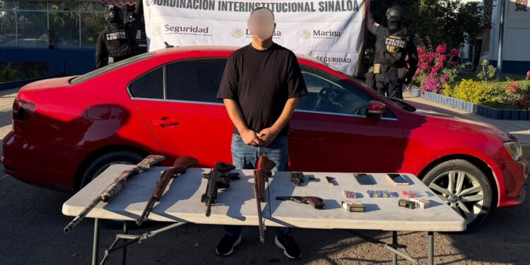 Detienen a civil con un arsenal y vehículo en Culiacán