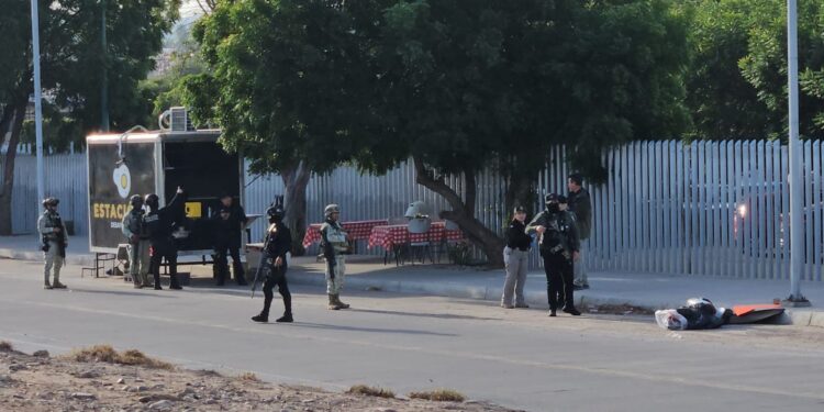 Hallan envuelto en plástico a policía municipal levantado en Culiacán, en las inmediaciones del Congreso