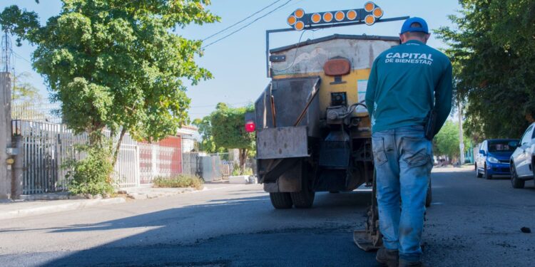 Ayuntamiento de Culiacán mantiene seis cuadrillas permanentes de bacheo en la ciudad