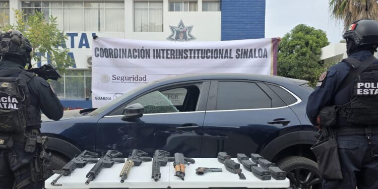 Grupo Interinstitucional asegura vehículo con armamento en Culiacán
