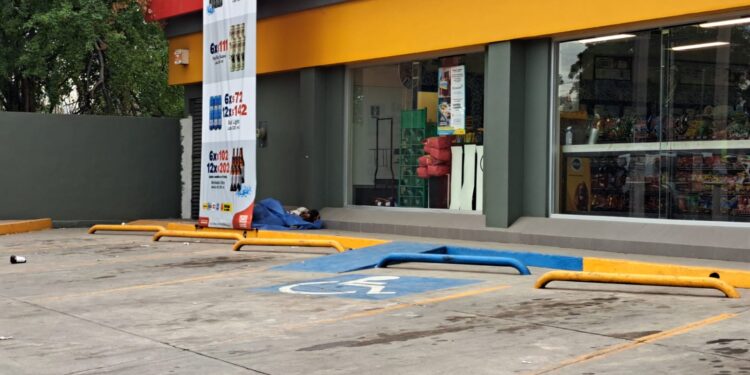 Ejecutan a hombre en el estacionamiento de un Oxxo en Culiacancito