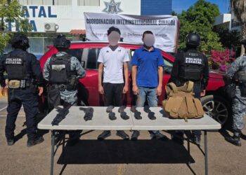 El Grupo Interinstitucional recupera un vehículo con reporte de robo y detiene a dos civiles armados en Culiacán