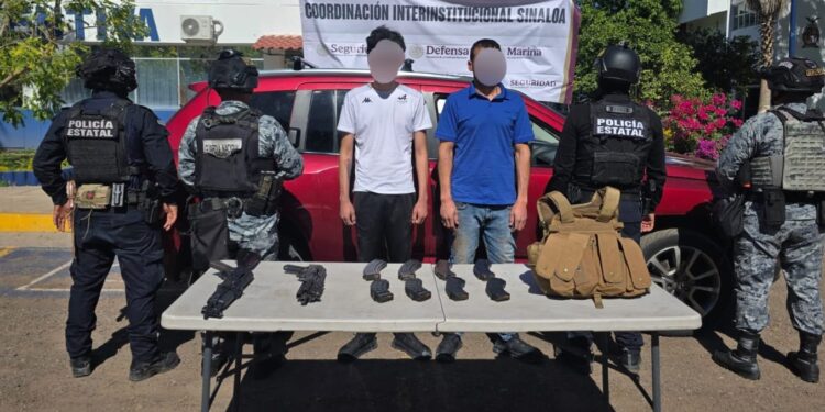 El Grupo Interinstitucional recupera un vehículo con reporte de robo y detiene a dos civiles armados en Culiacán