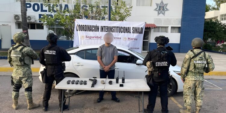 Detienen a un civil; le aseguran un fusil, cargadores, cartuchos y equipo de radiocomunicación