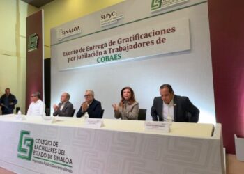 Director de Cobaes y gobernador Rubén Rocha encabezan entrega de gratificaciones por jubilación a trabajadores