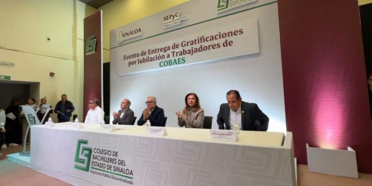 Director de Cobaes y gobernador Rubén Rocha encabezan entrega de gratificaciones por jubilación a trabajadores
