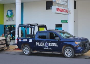 Gobernador Rubén Rocha Moya visita a Sergio Torres Félix tras atentado en Culiacán