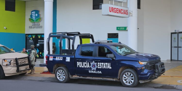 Gobernador Rubén Rocha Moya visita a Sergio Torres Félix tras atentado en Culiacán