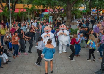 Jueves de música y buen ambiente en el Kiosco del Centro