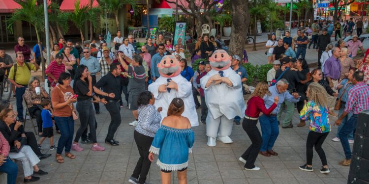 Jueves de música y buen ambiente en el Kiosco del Centro