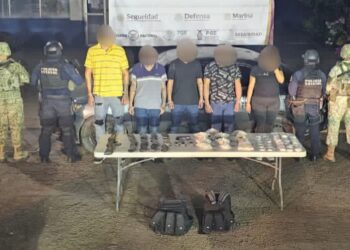 En Culiacán, el Grupo Interinstitucional detiene a 5 civiles y asegura armas, cargadores, municiones y presunta droga