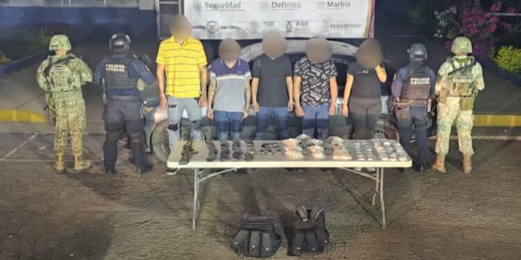 En Culiacán, el Grupo Interinstitucional detiene a 5 civiles y asegura armas, cargadores, municiones y presunta droga