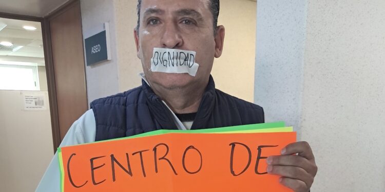 Personal del Centro de Salud Urbano de Culiacán protesta por adeudos salariales