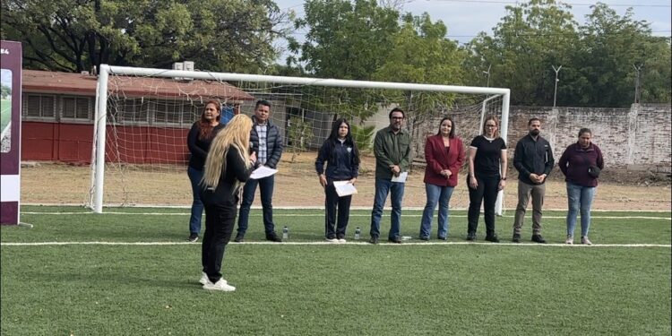 Alcalde regresa a la secundaria donde estudió; Inaugura cancha de pasto sintético en la Secundaria Federal #4