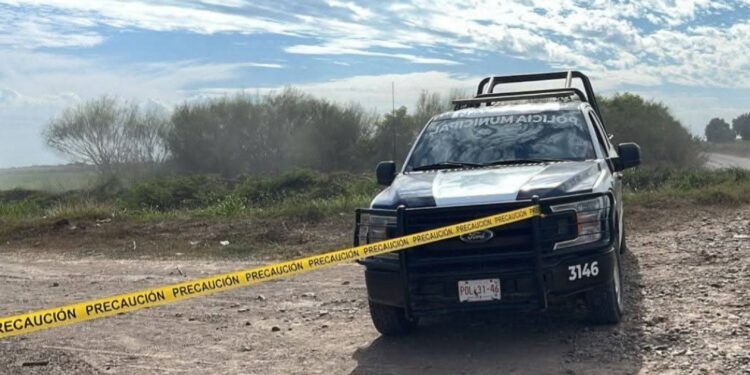Localizan cadáver envuelto en plástico y con heridas de bala en Navolato