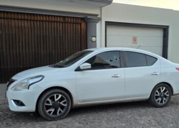 Atacan a balazos a conductor de auto en el norte de Culiacán y llega por su cuenta al hospital