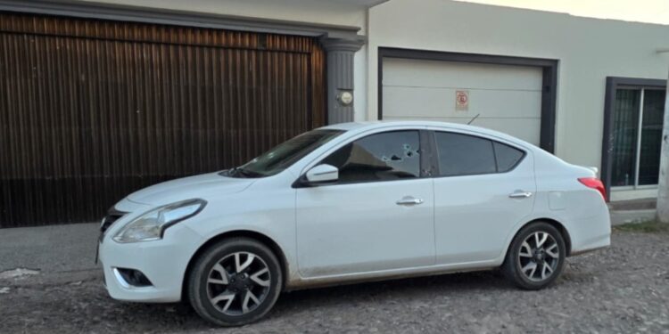 Atacan a balazos a conductor de auto en el norte de Culiacán y llega por su cuenta al hospital