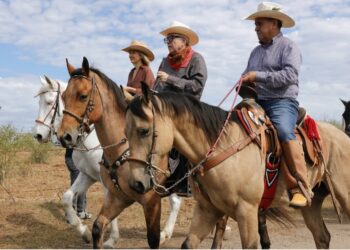 Participa el Gobernador Rocha Moya en la tradicional cabalgata de los Escobar en Mazatlán