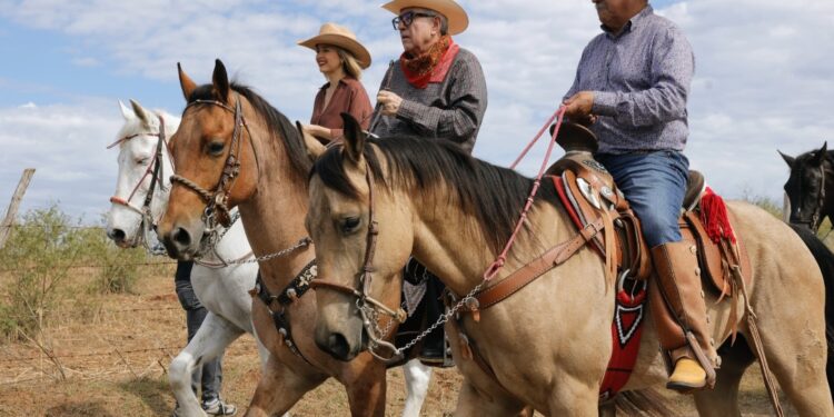 Participa el Gobernador Rocha Moya en la tradicional cabalgata de los Escobar en Mazatlán