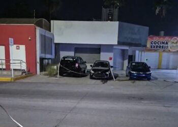Atacan a balazos a tres vehículos en venta en plaza comercial del fraccionamiento Bonanza
