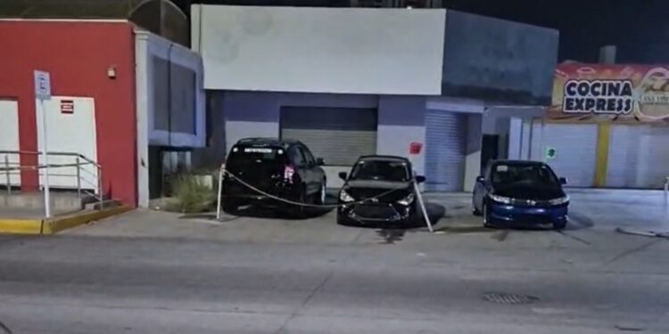 Atacan a balazos a tres vehículos en venta en plaza comercial del fraccionamiento Bonanza