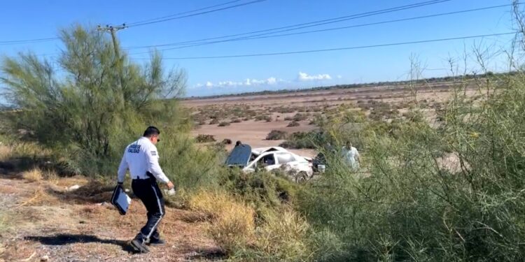 Tres adultas y una niña resultan lesionadas en choque y volcadura en Los Mochis