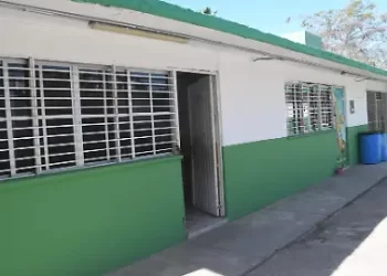 Solo seis de 15 escuelas operan en Villa Juárez por situación de violencia; SEPyC prioriza diálogo con padres al cerrar escuelas con candados por violencia