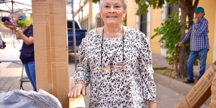 De sur a norte, continúa el Gobierno de Sinaloa entregando equipamiento a comerciantes de tianguis