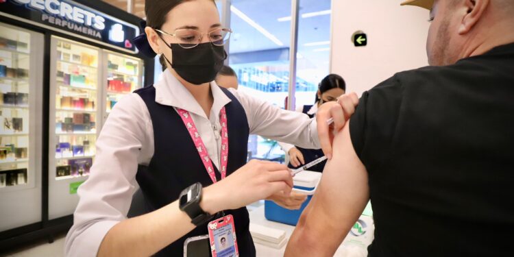 Aplican más de 9 mil 800 dosis en macrocentros de vacunación contra el sarampión en Culiacán y Mazatlán