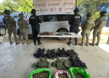 Aseguran en Mazatlán 4 fusiles, un lanzagranadas, cargadores, casi 3 mil cartuchos, chalecos tácticos y un vehículo con reporte de robo