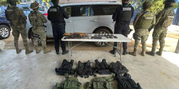 Aseguran en Mazatlán 4 fusiles, un lanzagranadas, cargadores, casi 3 mil cartuchos, chalecos tácticos y un vehículo con reporte de robo