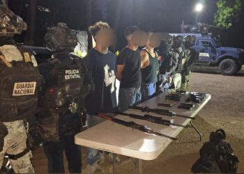 Grupo Interinstitucional detiene a tres civiles en Culiacán; asegura armas y vehículo con reporte de robo