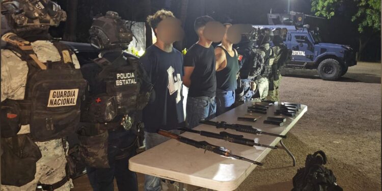 Grupo Interinstitucional detiene a tres civiles en Culiacán; asegura armas y vehículo con reporte de robo