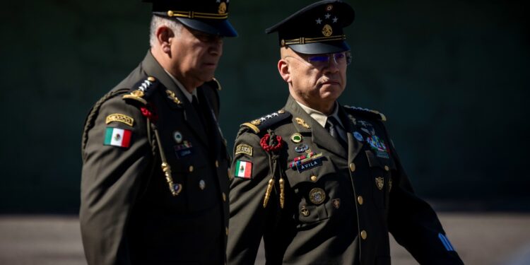 Asiste el Gobernador Rocha Moya al cambio de mando en la Tercera Región Militar