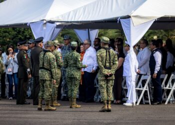 Asiste el Gobernador Rocha Moya al cambio de mando en la Tercera Región Militar